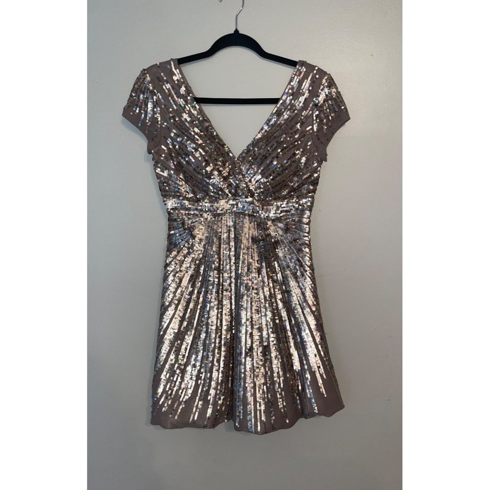 JOVANi Cap Sleeve V-neck Mini Gold Iridescent Sequins Size 4 party new year prom